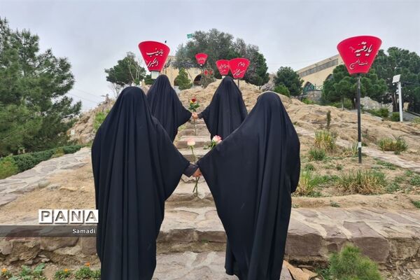 غبارروبی و عطر افشانی گلزار شهدای گمنام توسط دانش‌آموزان