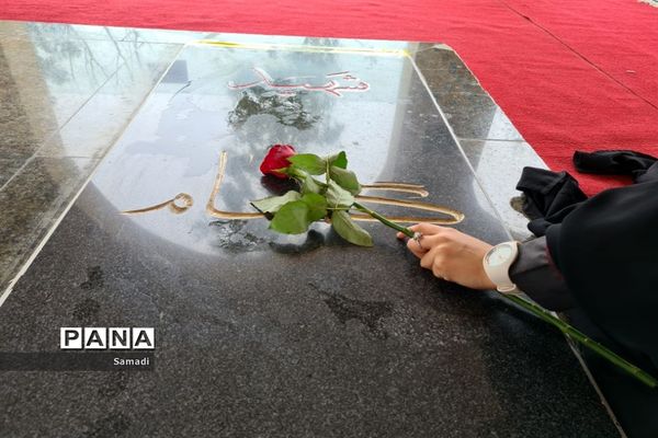 غبارروبی و عطر افشانی گلزار شهدای گمنام توسط دانش‌آموزان