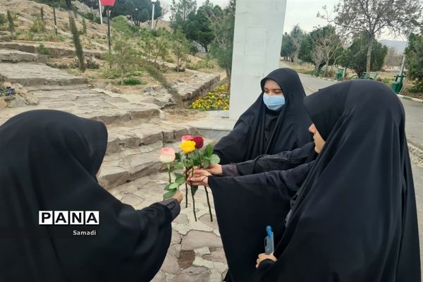 غبارروبی و عطر افشانی گلزار شهدای گمنام توسط دانش‌آموزان