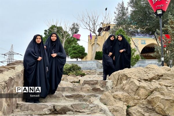 غبارروبی و عطر افشانی گلزار شهدای گمنام توسط دانش‌آموزان