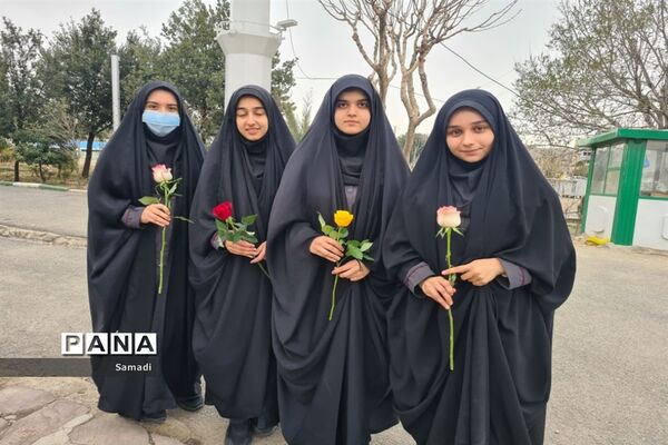 غبارروبی و عطر افشانی گلزار شهدای گمنام توسط دانش‌آموزان