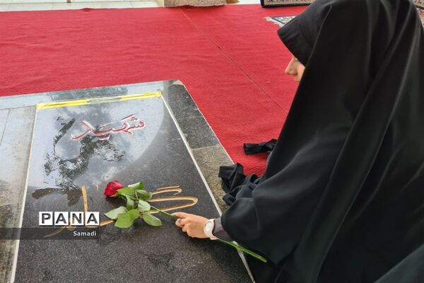 غبارروبی و عطر افشانی گلزار شهدای گمنام توسط دانش‌آموزان