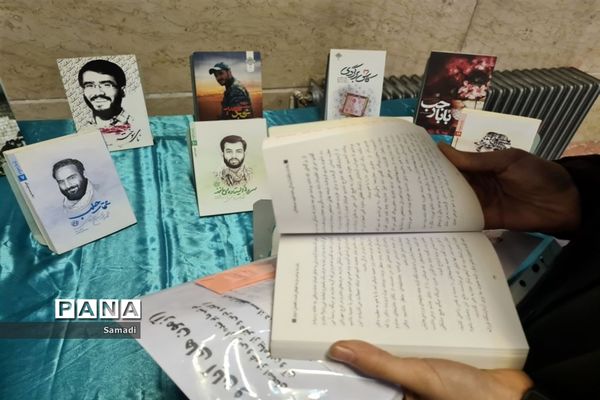 غبارروبی و عطر افشانی گلزار شهدای گمنام توسط دانش‌آموزان