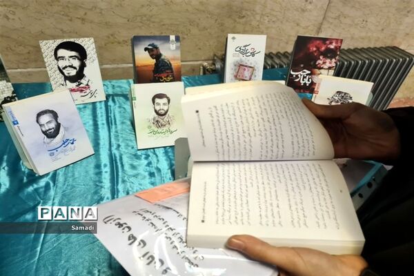 غبارروبی و عطر افشانی گلزار شهدای گمنام توسط دانش‌آموزان