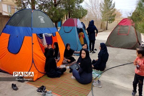 برگزاری اردوی درون مدرسه ای و ایجاد روزی با نشاط در دبیرستان متوسطه اول توحید خاتم