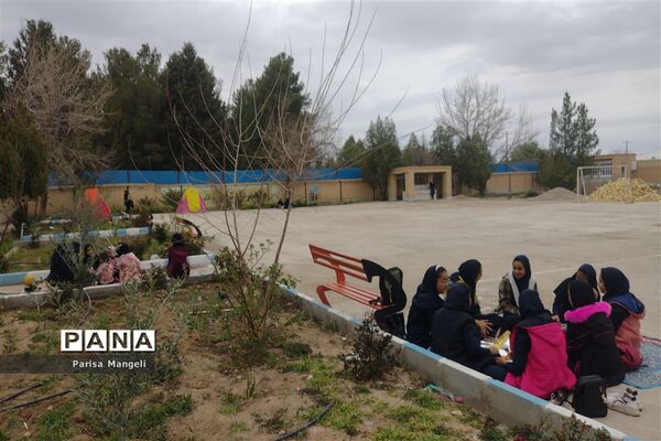 برگزاری اردوی درون مدرسه ای و ایجاد روزی با نشاط در دبیرستان متوسطه اول توحید خاتم