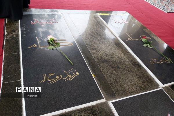 بازدید دانش آموزان منطقه ۱۳ از گلزار شهدای گمنام کوی زینبیه