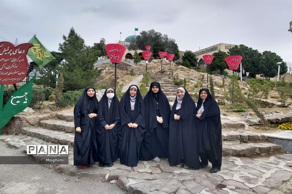 بازدید دانش آموزان منطقه ۱۳ از گلزار شهدای گمنام کوی زینبیه