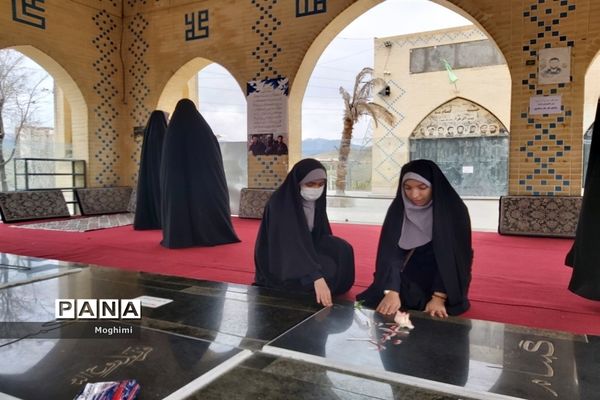 بازدید دانش آموزان منطقه ۱۳ از گلزار شهدای گمنام کوی زینبیه