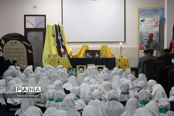 تجلیل از خانواده شهدا در دبستان شاهد لاله‌ها ناحیه یک شهرری