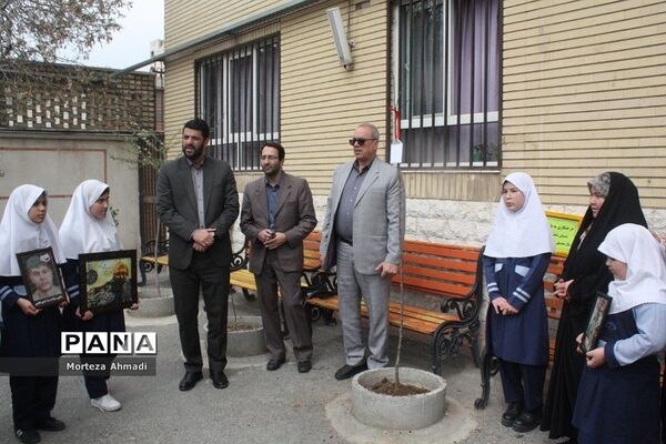 تجلیل از خانواده شهدا در دبستان شاهد لاله‌ها ناحیه یک شهرری