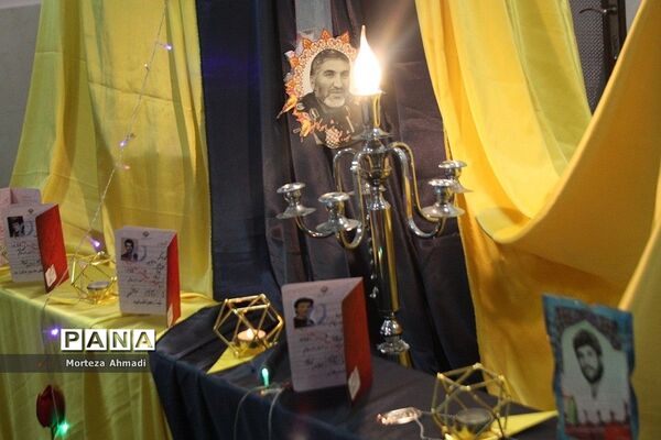 تجلیل از خانواده شهدا در دبستان شاهد لاله‌ها ناحیه یک شهرری