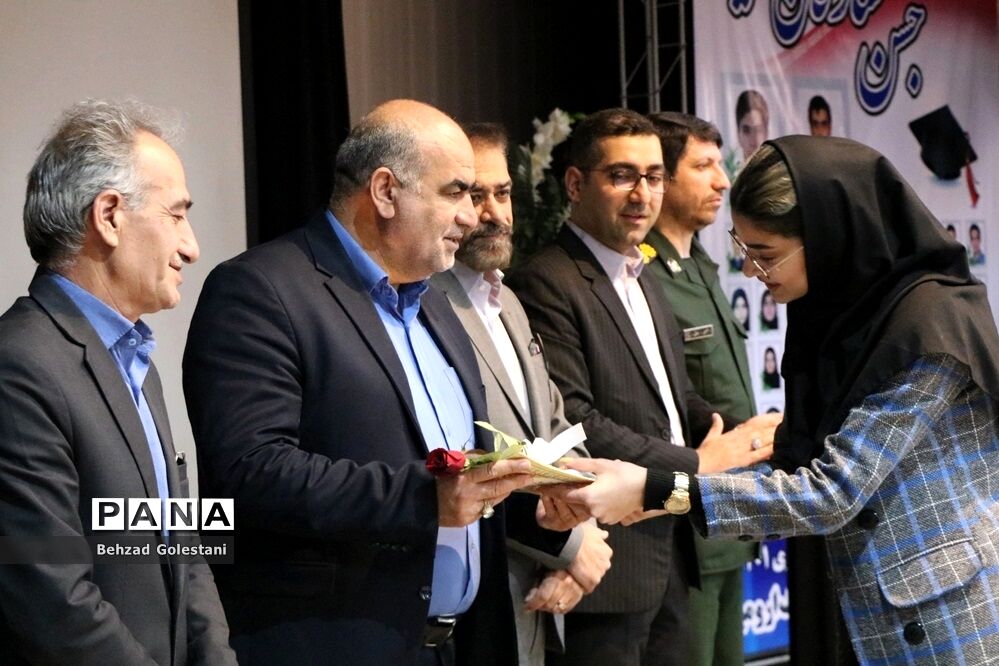 تجلیل از رتبه‌های برتر کنکور 1401 ارومیه