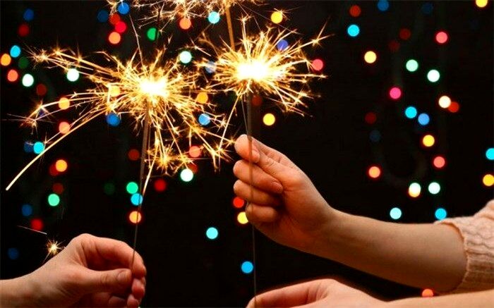 پریدن از روی آتش و طبخ غذای محلی از رسوم جذاب شب چهارشنبه‌سوری است