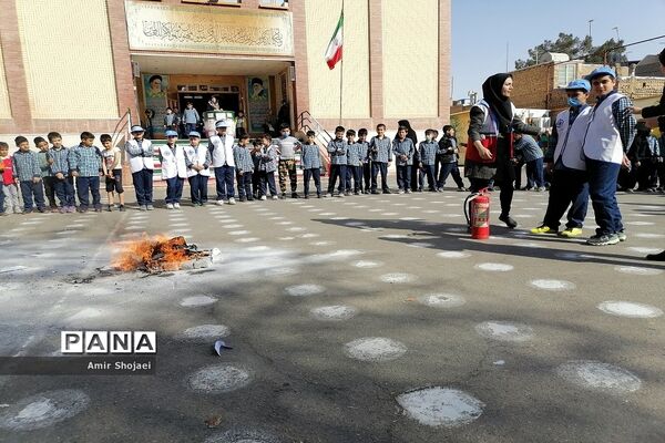 مانور آتش‌سوزی درمدارس شهرستان پیشوا