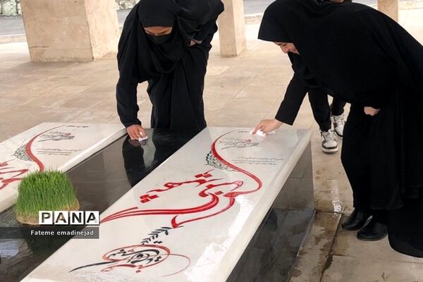 غبارروبی و عطر افشانی مزارشهدای گمنام توسط مدارس رودهن‌