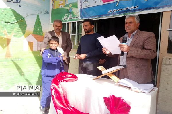 اهدای جوایز به دانش‌آموزان منتخب در مسابقات فرهنگی، هنری، قرآنی، ورزشی و علمی