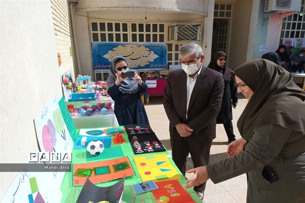 برگزاری بازارچه و نمایشگاه دست سازه‌های دانش‌آموزان دبیرستان دختران ایران
