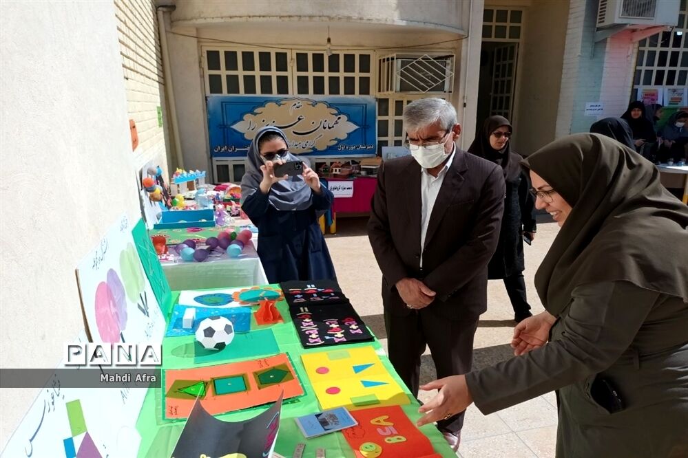 برگزاری بازارچه و نمایشگاه دست سازه‌های دانش‌آموزان دبیرستان دختران ایران