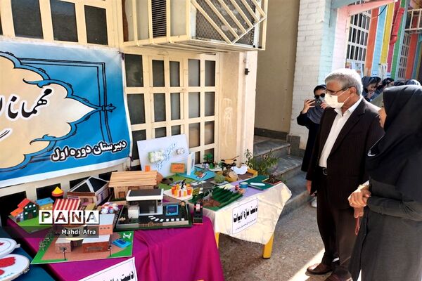 برگزاری بازارچه و نمایشگاه دست سازه‌های دانش‌آموزان دبیرستان دختران ایران