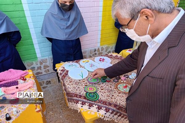 برگزاری بازارچه و نمایشگاه دست سازه‌های دانش‌آموزان دبیرستان دختران ایران