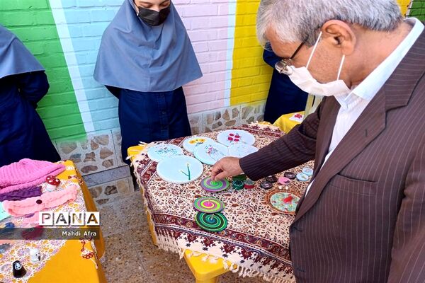 برگزاری بازارچه و نمایشگاه دست سازه‌های دانش‌آموزان دبیرستان دختران ایران