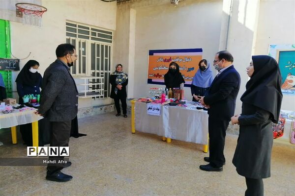 برگزاری بازارچه و نمایشگاه دست سازه‌های دانش‌آموزان دبیرستان دختران ایران
