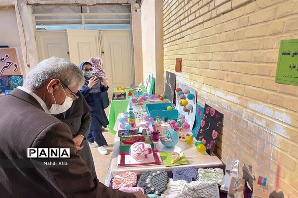 برگزاری بازارچه و نمایشگاه دست سازه‌های دانش‌آموزان دبیرستان دختران ایران