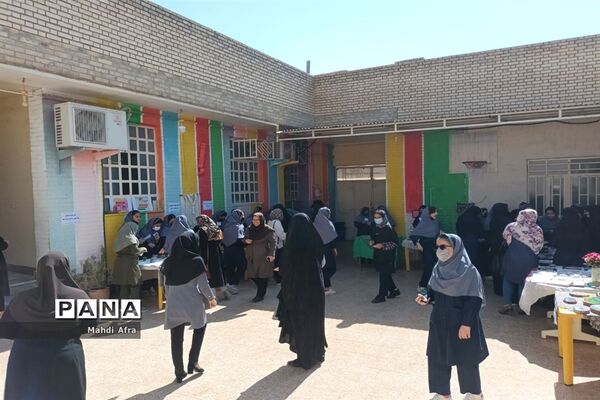 برگزاری بازارچه و نمایشگاه دست سازه‌های دانش‌آموزان دبیرستان دختران ایران