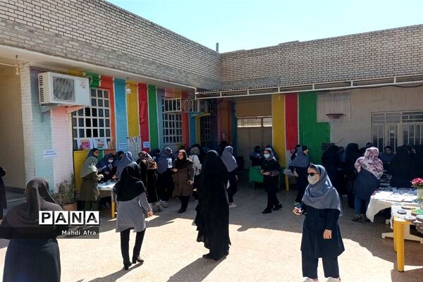 برگزاری بازارچه و نمایشگاه دست سازه‌های دانش‌آموزان دبیرستان دختران ایران