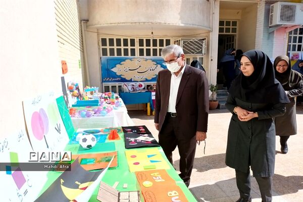 برگزاری بازارچه و نمایشگاه دست سازه‌های دانش‌آموزان دبیرستان دختران ایران