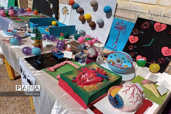 برگزاری بازارچه و نمایشگاه دست سازه‌های دانش‌آموزان دبیرستان دختران ایران