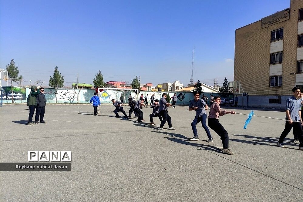 یک روز شاد همراه با معلمان و دانش‌آموزان دبیرستان دارالفنون