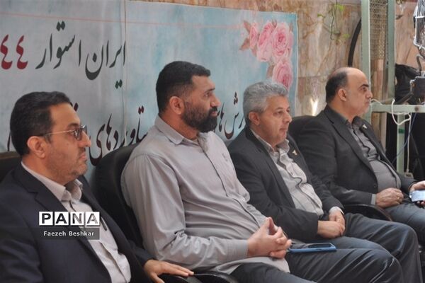 برپایی میز خدمت در مصلی امام خمینی (ره) شهرستان ساری