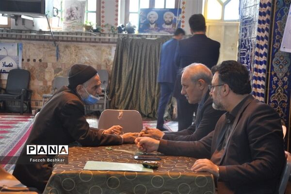 برپایی میز خدمت در مصلی امام خمینی (ره) شهرستان ساری