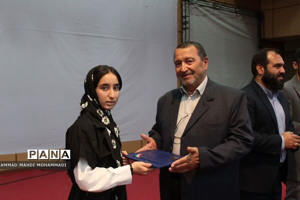 تجلیل از جوانان فعال شهرستان‌های ری و فشافویه در همایش بزرگ جوانان