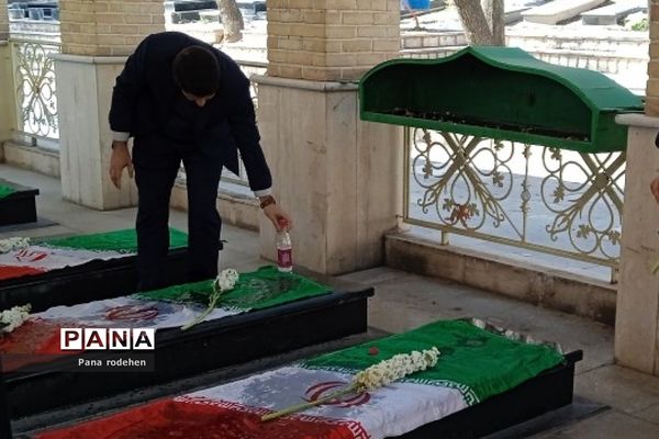 غبارروبی مزار شهدا و دیدار با خانواده شهدا رودهن در آستانه عید نوروز۱۴۰۲