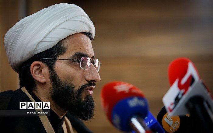 تالیف کتاب‌های فرانسه و آلمانی برای دو پایه تحصیلی‌