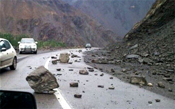 ‌تداوم ریزش سنگ در جاده هراز
