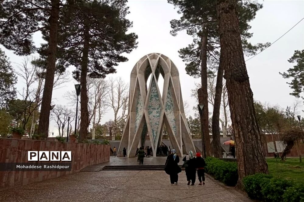 آرامگاه عمرخیام درنیشابور