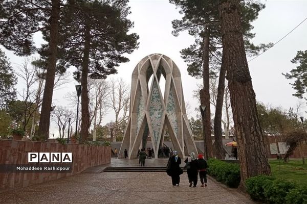 آرامگاه عمرخیام درنیشابور