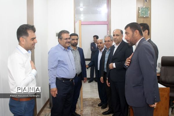 تبریک مدیرکل آموزش و پرورش استان بوشهر به کارکنان در اولین روز کاری سال جدید
