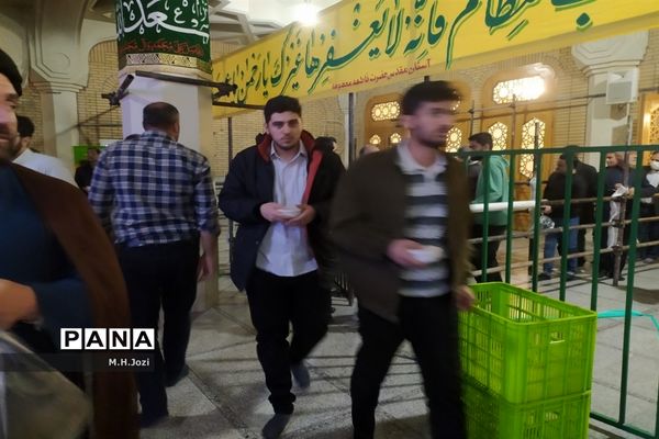 سفره افطاری در حرم حضرت معصومه(س)