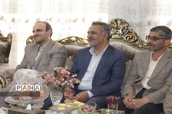 دیدار معاون پرورشی و فرهنگی اداره‌کل آموزش و پرورش و مدیر سازمان دانش‌آموزی استان اصفهان با با خانواده شهید مدافع حرم