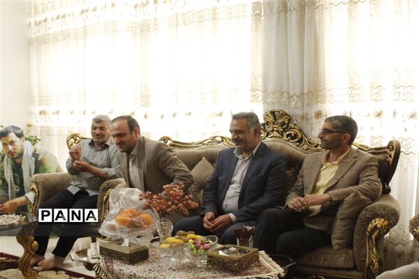 دیدار معاون پرورشی و فرهنگی اداره‌کل آموزش و پرورش و مدیر سازمان دانش‌آموزی استان اصفهان با با خانواده شهید مدافع حرم