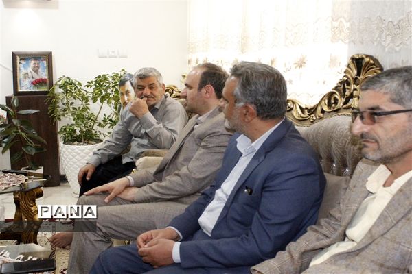 دیدار معاون پرورشی و فرهنگی اداره‌کل آموزش و پرورش و مدیر سازمان دانش‌آموزی استان اصفهان با با خانواده شهید مدافع حرم