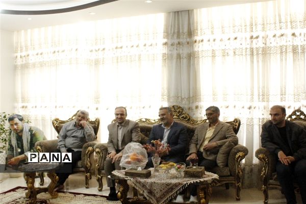 دیدار معاون پرورشی و فرهنگی اداره‌کل آموزش و پرورش و مدیر سازمان دانش‌آموزی استان اصفهان با با خانواده شهید مدافع حرم
