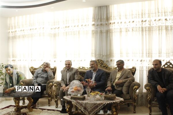 دیدار معاون پرورشی و فرهنگی اداره‌کل آموزش و پرورش و مدیر سازمان دانش‌آموزی استان اصفهان با با خانواده شهید مدافع حرم