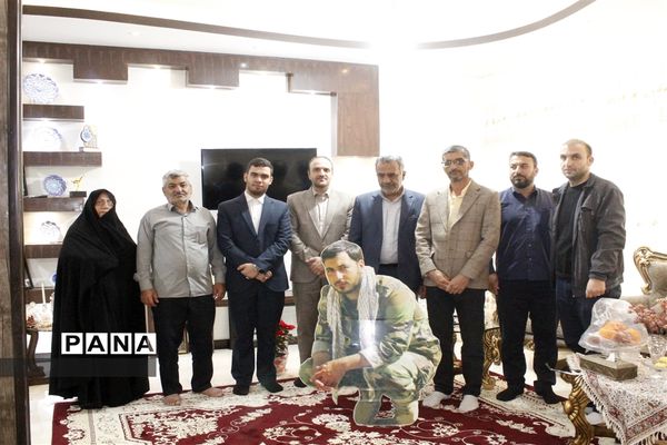 دیدار معاون پرورشی و فرهنگی اداره‌کل آموزش و پرورش و مدیر سازمان دانش‌آموزی استان اصفهان با با خانواده شهید مدافع حرم