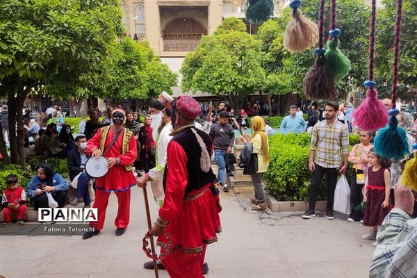 حال و هوای بهاری در بازار وکیل شیراز